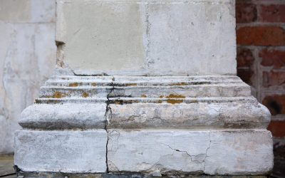 Kiedy wilgoć niszczy fundamenty — jak zdiagnozować podciąganie kapilarne w historycznych obiektach przed wykonaniem przepony poziomej